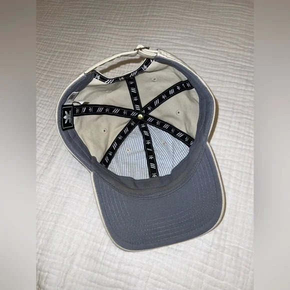 SOLD - Adidas Black and Cream Cap - Picture 7 of 10